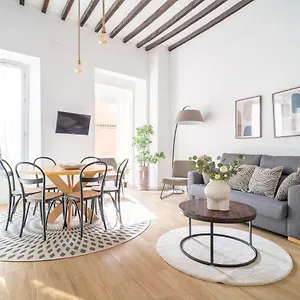 luminous-city-apartment-in-historical-building-in.es-andalucia.com/